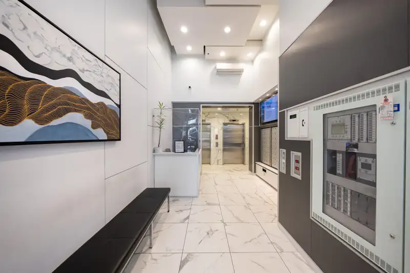 801 480 ROBSON STREET - photo 2 of 15