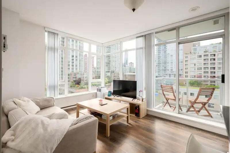 801 480 ROBSON STREET - photo 3 of 15