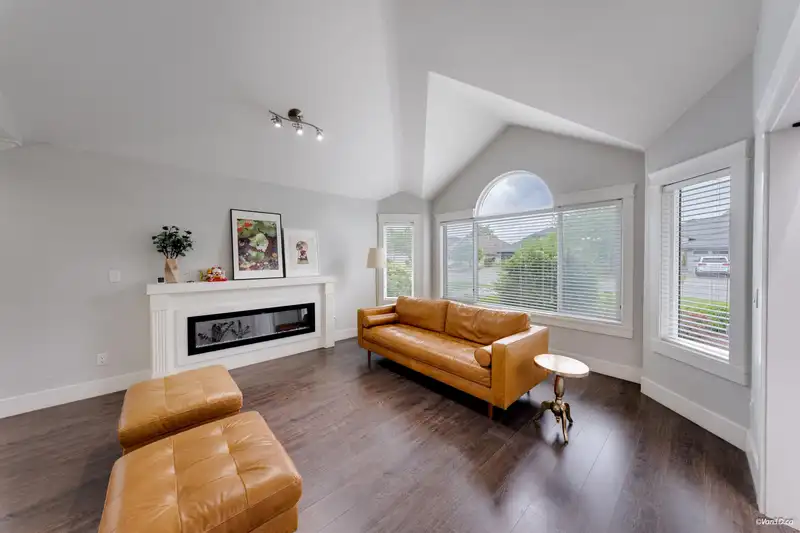6288 CRESCENT PLACE - photo 3 of 37