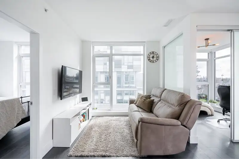 403 2435 KINGSWAY - photo 2 of 30