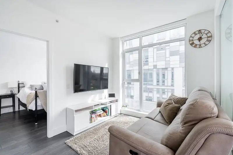 403 2435 KINGSWAY - photo 3 of 30