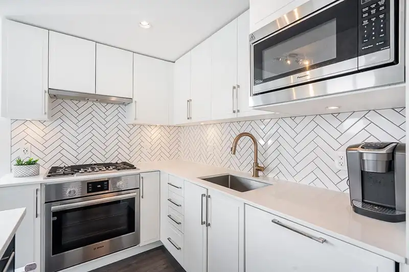 403 2435 KINGSWAY - photo 4 of 30