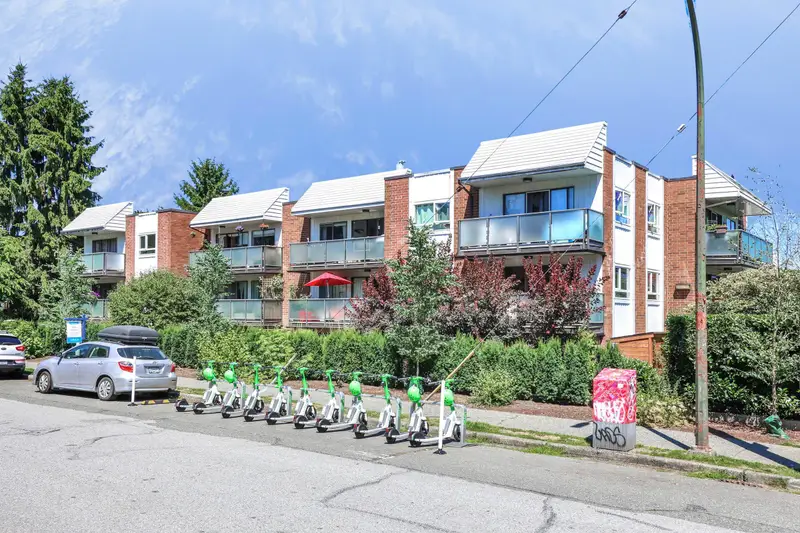 205 665 E 6TH AVENUE - photo 2 of 25