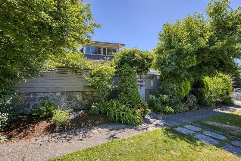 8184 EAST BOULEVARD - photo 3 of 33
