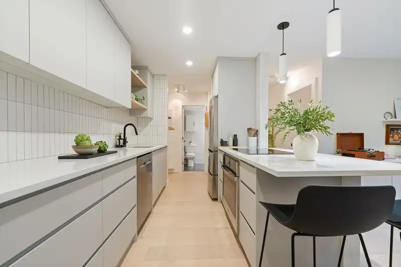 105 391 E 7TH AVENUE - photo 3 of 19