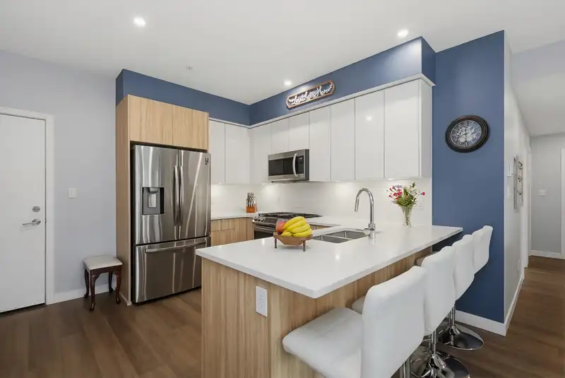 505 2649 JAMES STREET - photo 4 of 33