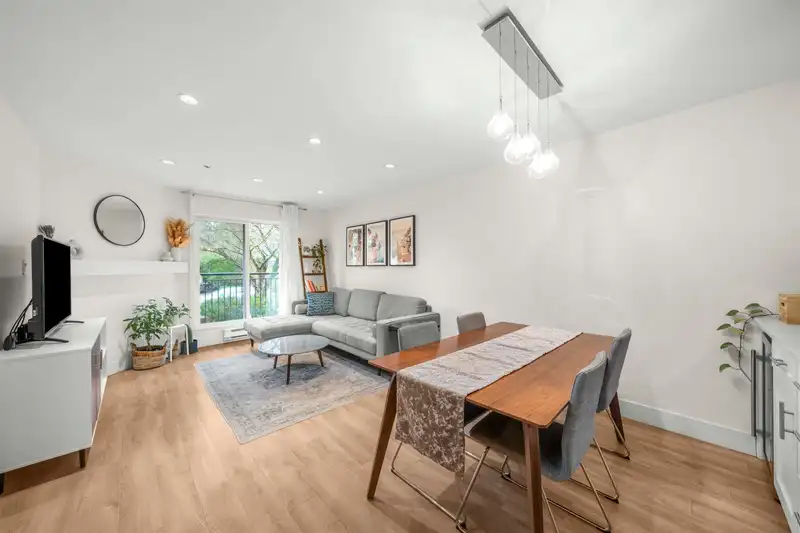 202 863 W 16TH AVENUE - photo 1 of 21
