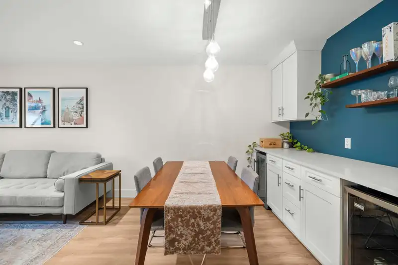 202 863 W 16TH AVENUE - photo 2 of 21