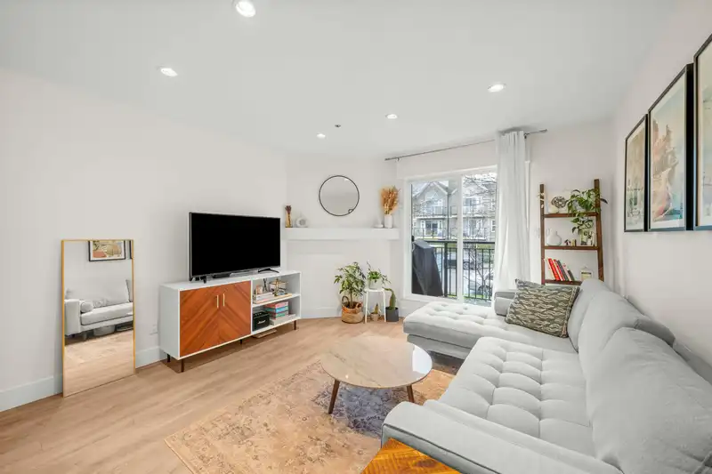 202 863 W 16TH AVENUE - photo 3 of 21