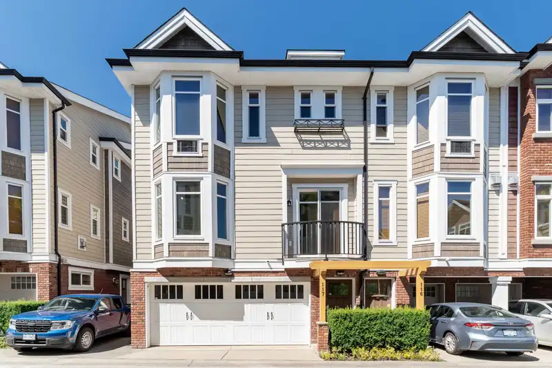 117 20738 84 AVENUE - photo 1 of 40