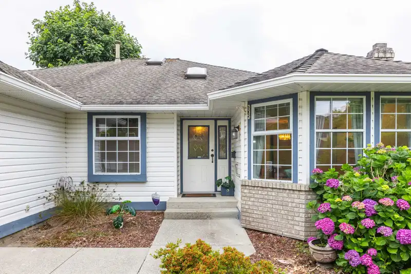 6236 189 STREET - photo 2 of 39