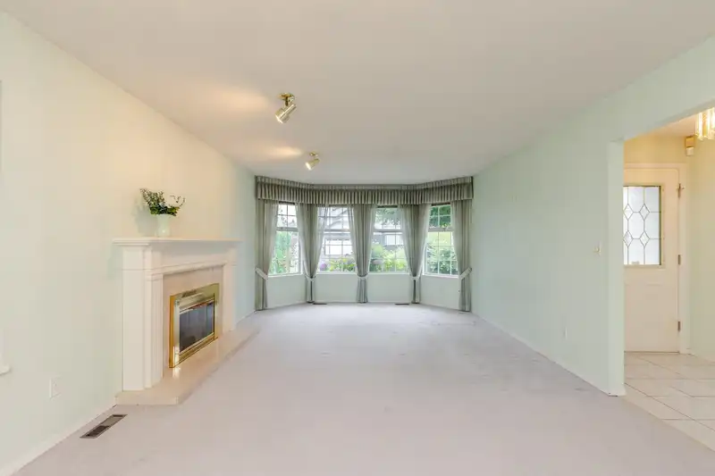 6236 189 STREET - photo 4 of 39