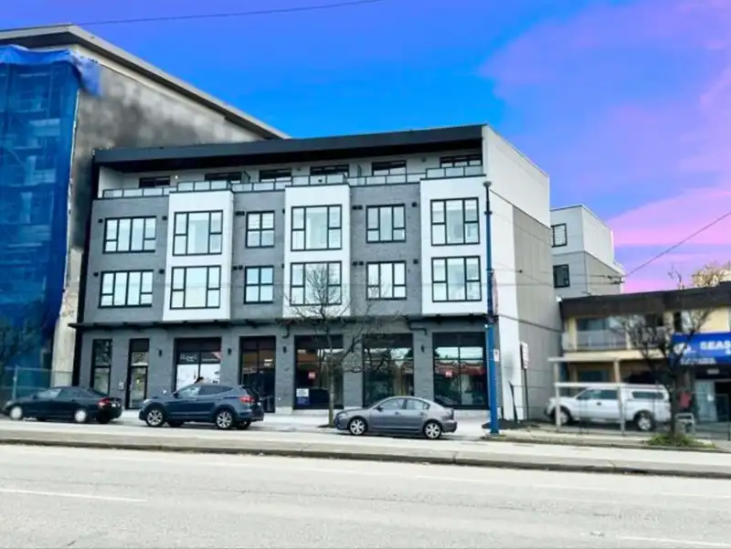 204 3050 KINGSWAY - photo 1 of 12