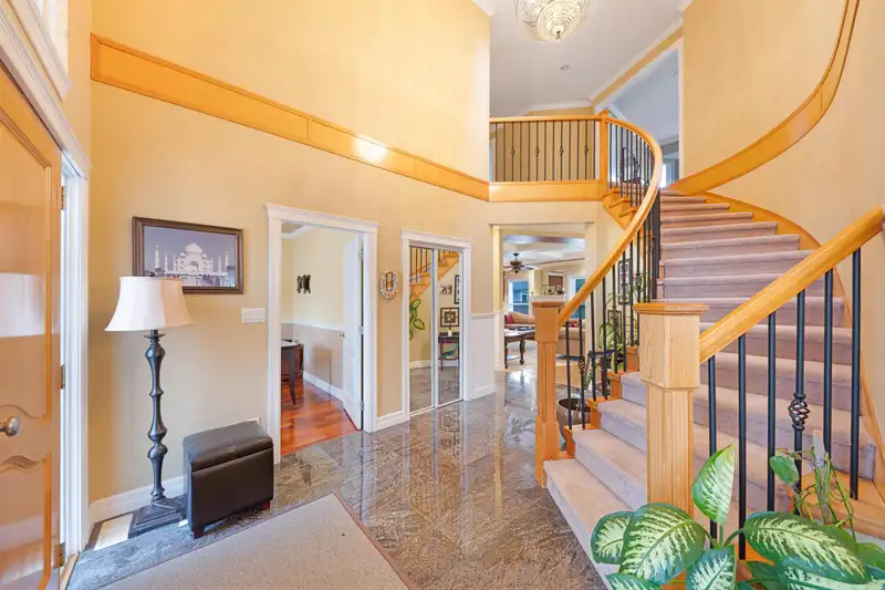 17015 86A AVENUE - photo 4 of 35