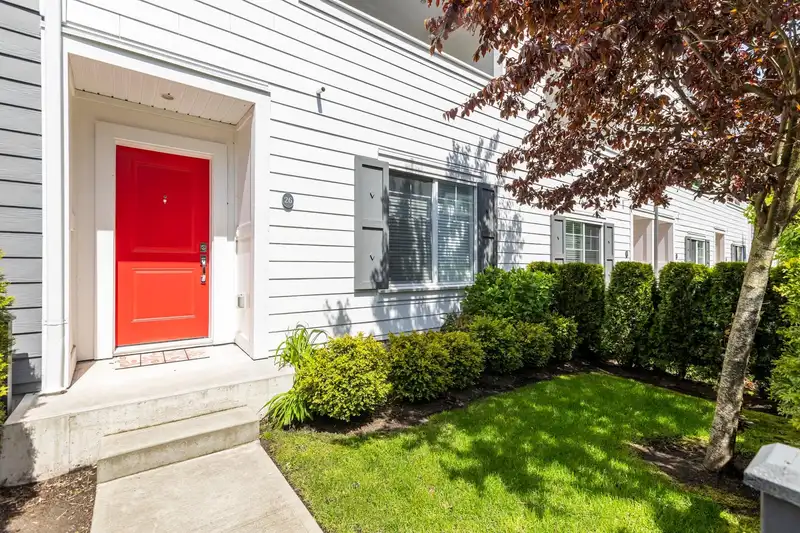 26 16337 15 AVENUE - photo 2 of 32