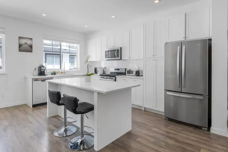 26 16337 15 AVENUE - photo 3 of 32