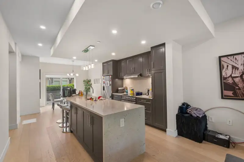 5 115 W QUEENS ROAD - photo 4 of 24