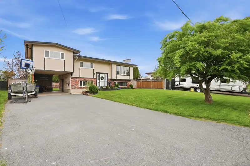 46489 HURNDALL CRESCENT - photo 2 of 40