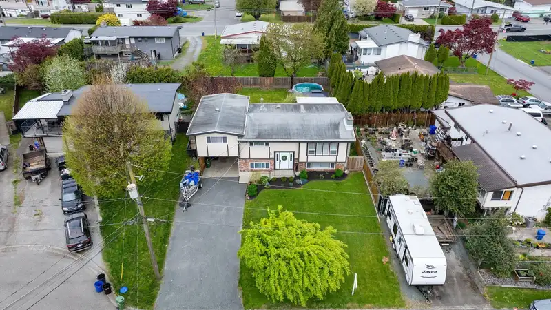 46489 HURNDALL CRESCENT - photo 4 of 40