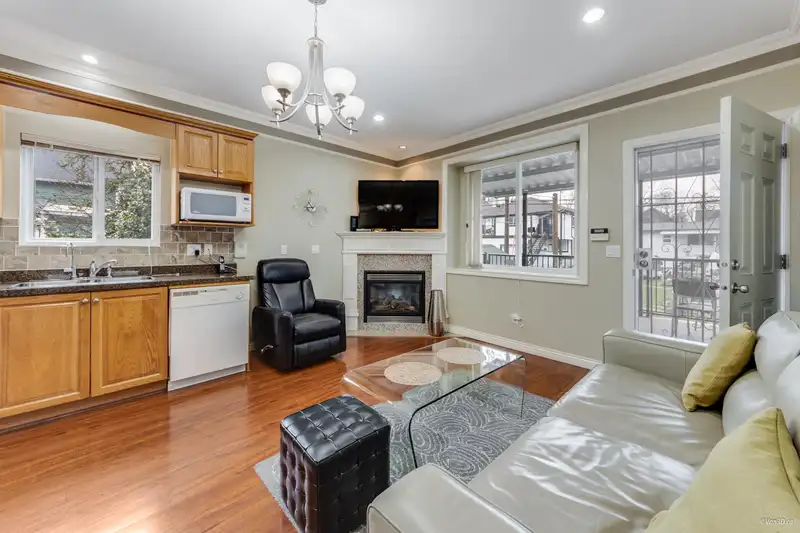 2048 E 1ST AVENUE - photo 4 of 22