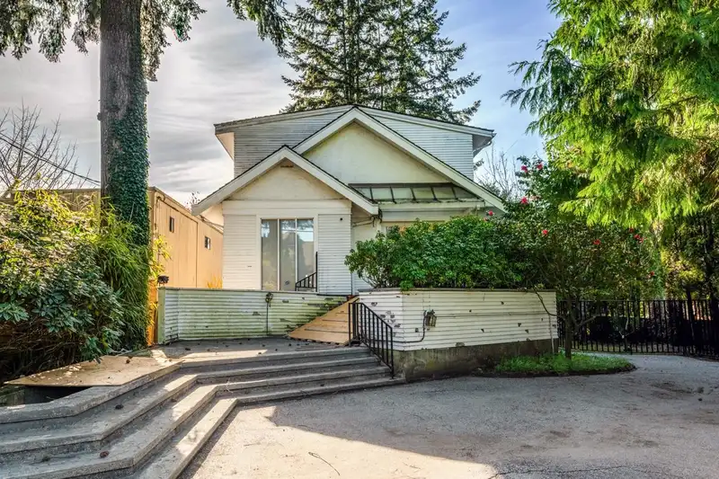 5833 MACDONALD STREET - photo 4 of 28