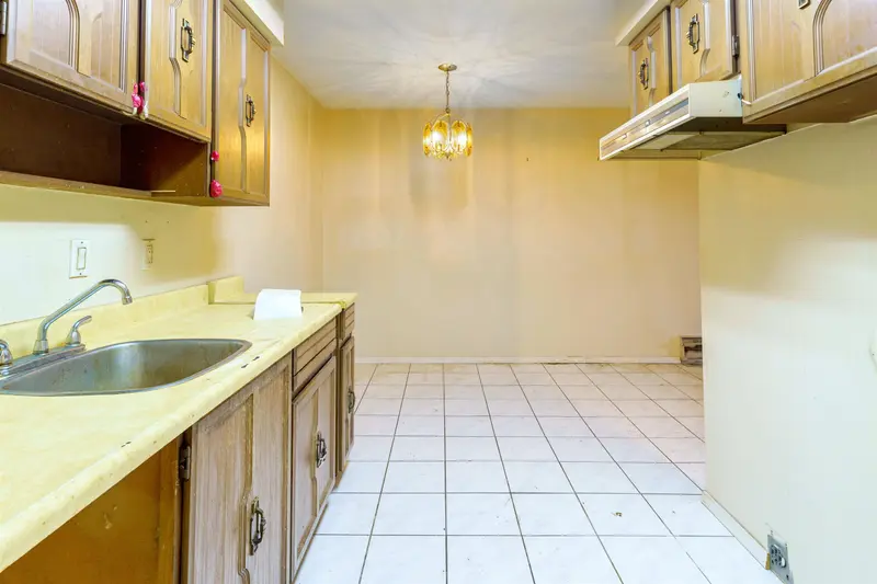 305 466 E EIGHTH AVENUE - photo 4 of 23