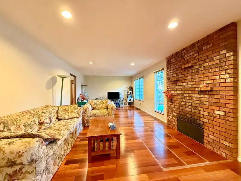 18572 76 AVENUE - photo 2 of 20