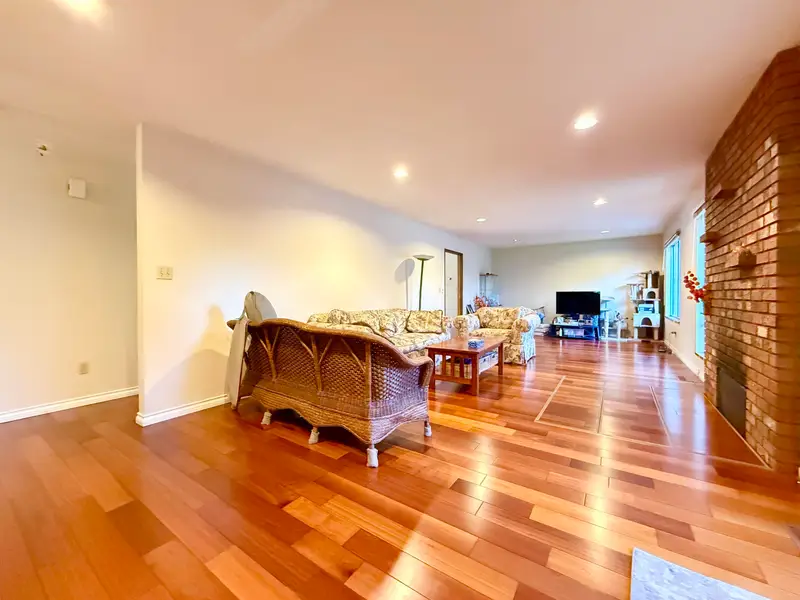 18572 76 AVENUE - photo 3 of 20