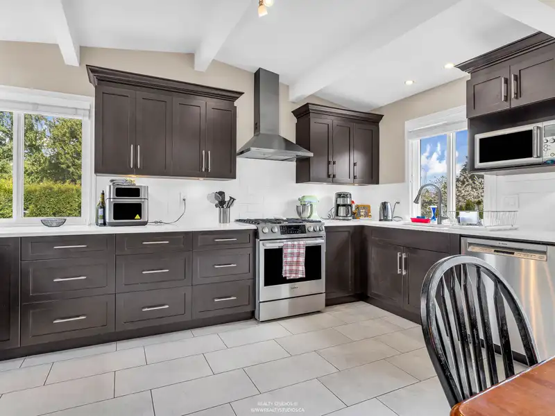 1975 ROUTLEY AVENUE - photo 1 of 36