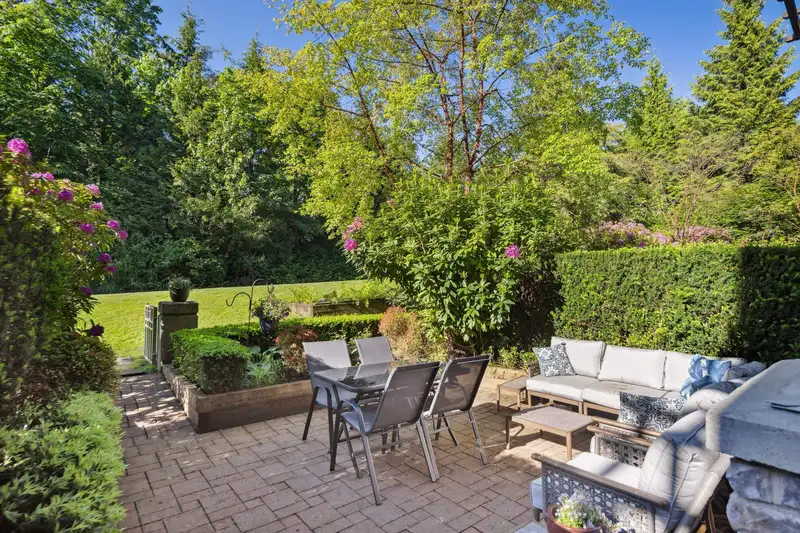 210 560 RAVEN WOODS DRIVE - photo 2 of 25