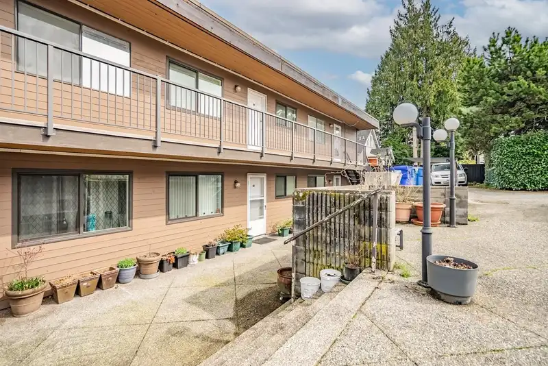 101 3136 KINGSWAY - photo 2 of 12