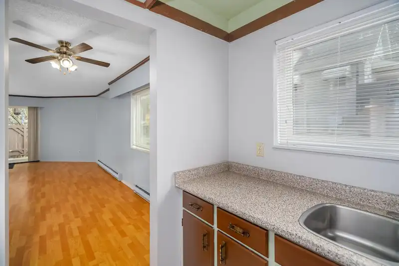 101 3136 KINGSWAY - photo 3 of 12