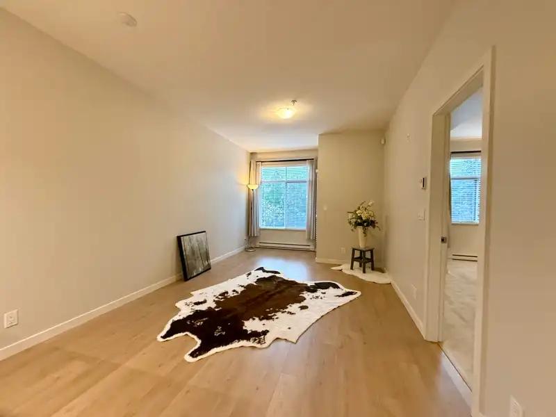 204 10455 UNIVERSITY DRIVE - photo 3 of 16