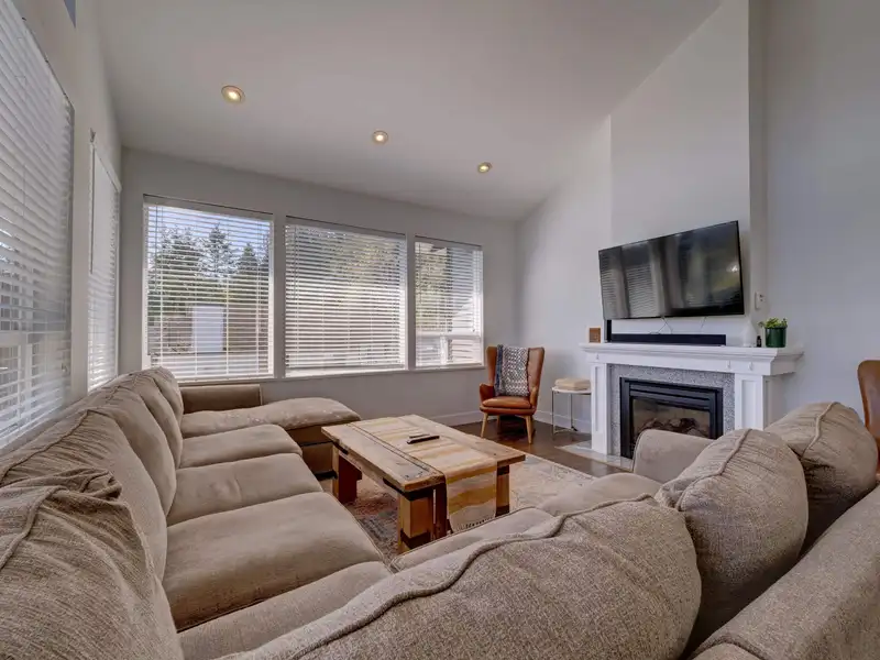 825 BAYVIEW HEIGHTS ROAD - photo 2 of 39