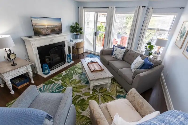 304 1860 E SOUTHMERE CRESCENT - photo 1 of 21