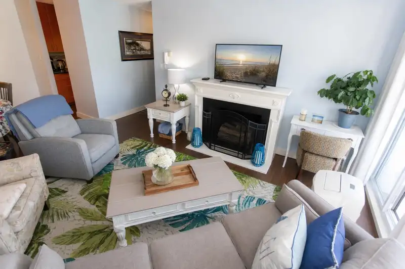 304 1860 E SOUTHMERE CRESCENT - photo 3 of 21