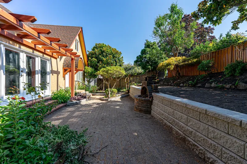 4327 LOCARNO CRESCENT - photo 4 of 25