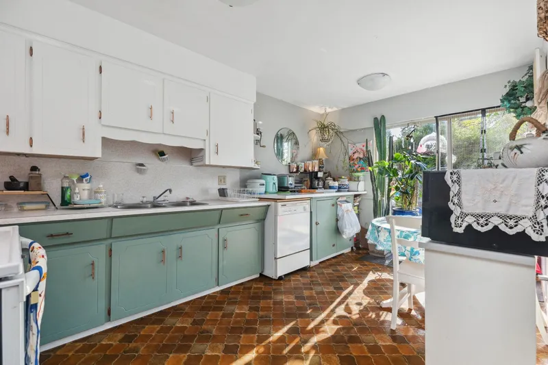 6660-6662 STANLEY STREET - photo 3 of 20