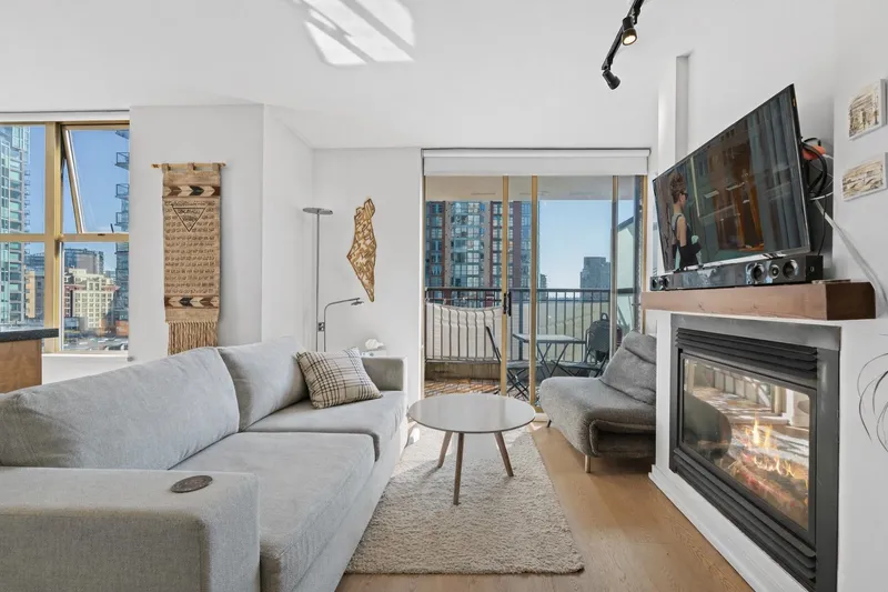 1206 969 RICHARDS STREET - photo 1 of 19