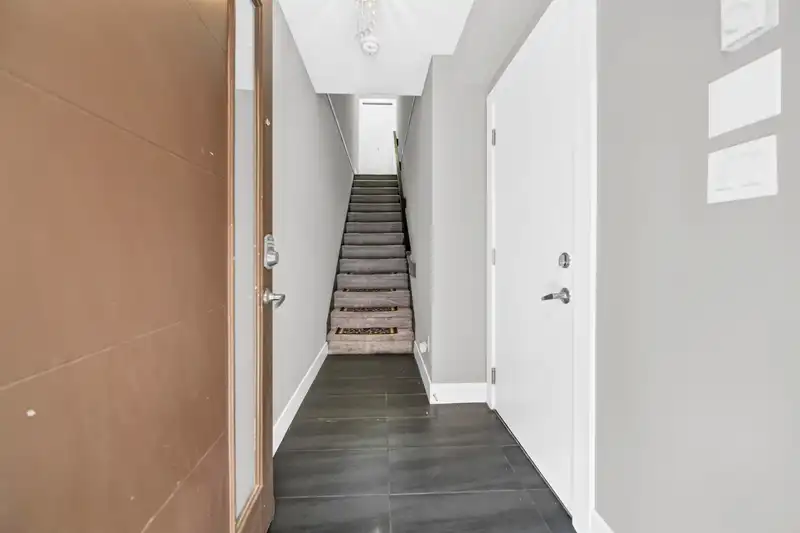6 6388 140 STREET - photo 4 of 33