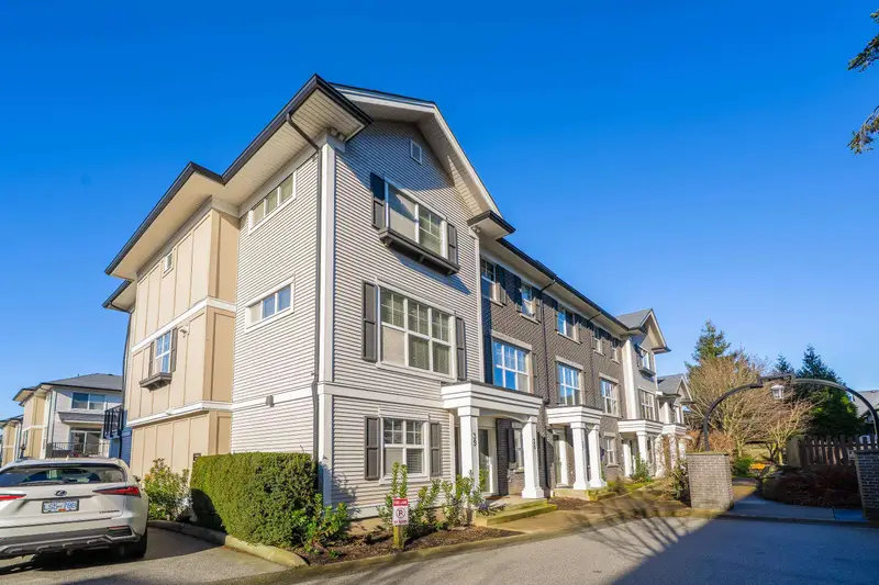 39 2469 164 STREET - photo 2 of 25