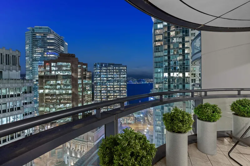 1807 838 W HASTINGS STREET - photo 2 of 25