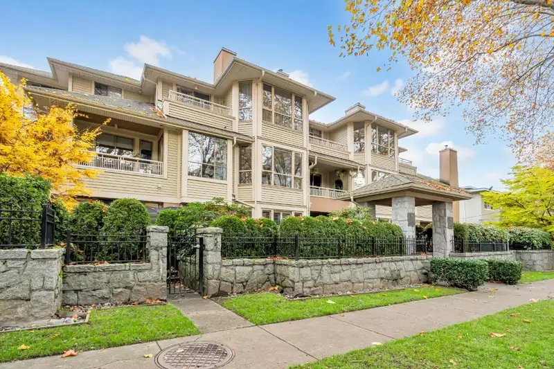 309 3755 W 8TH AVENUE - photo 1 of 40