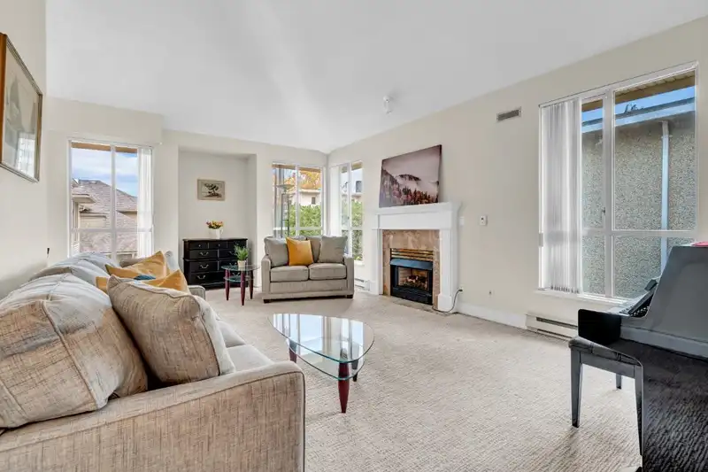 309 3755 W 8TH AVENUE - photo 3 of 40