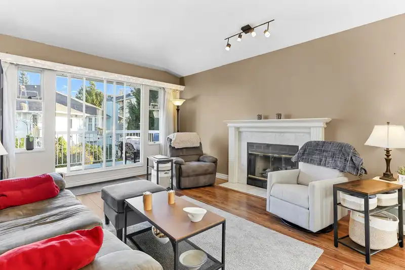 1 13925 70 AVENUE - photo 3 of 31