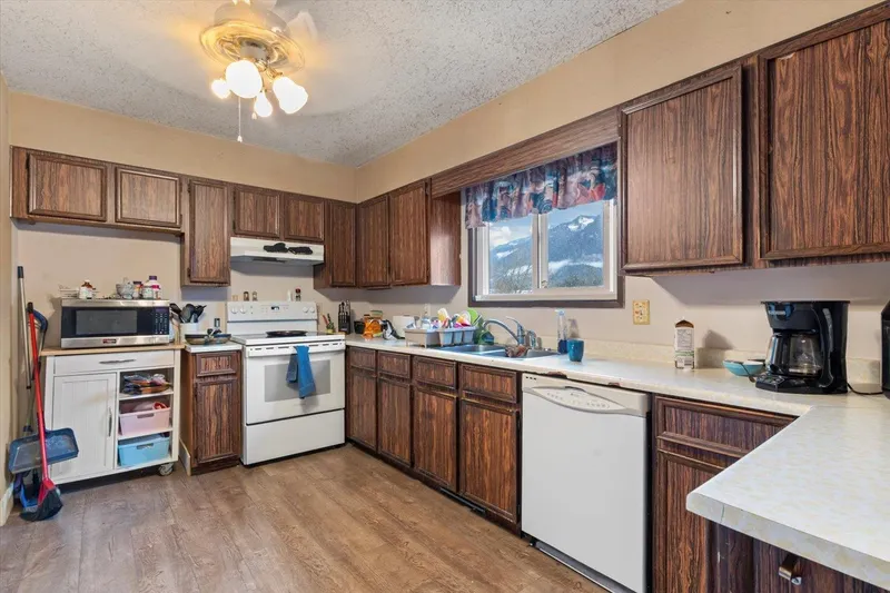 385 3RD AVENUE - photo 3 of 25