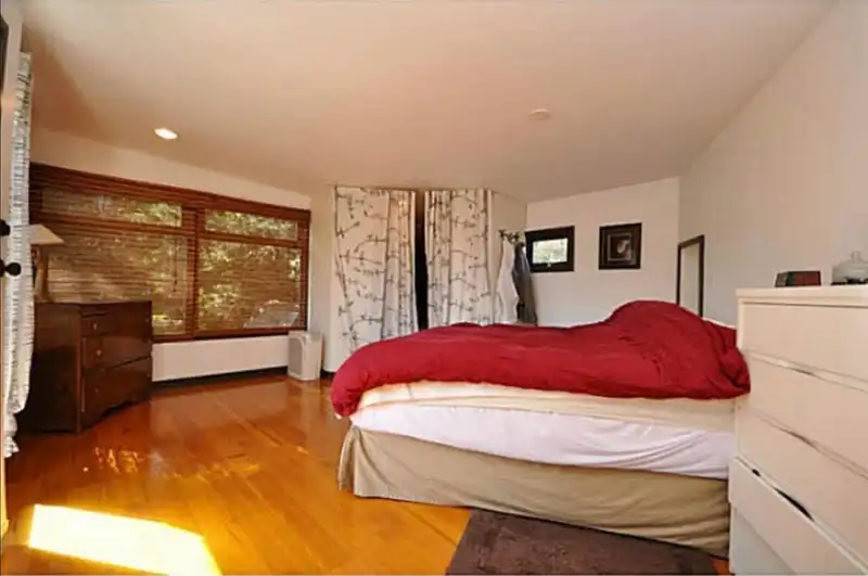 937 UNDERHILL DRIVE - photo 3 of 18