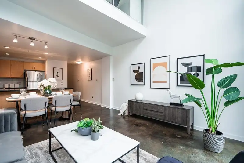 204 919 STATION STREET - photo 2 of 36