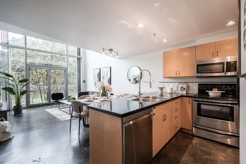 204 919 STATION STREET - photo 3 of 36