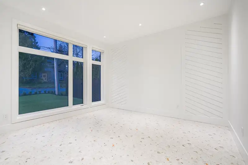 13528 14 AVENUE - photo 4 of 39